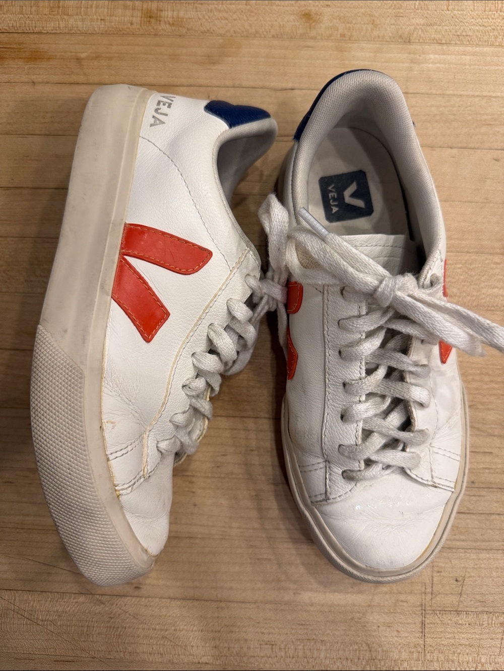 Veja CAMPO LEATHER WHITE ORANGE FLUO